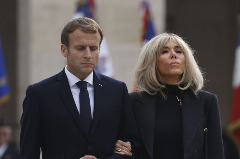 Brigitte Macron heureuse au côté du sosie de son mari à l’Élysée : avec son beau-frère, c’est la fête !